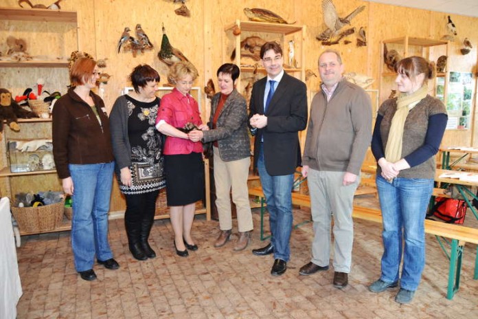 Bürgermeister Thomas Hirsch und Beigeordnete Maria Helene Schlösser bei der Vorstellung des Zooprojektes Demenz in der Zooschule Landau